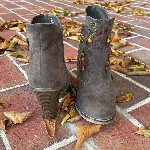 MIA Melrose western style embroidered booties, size 6 - Picture 3 of 8